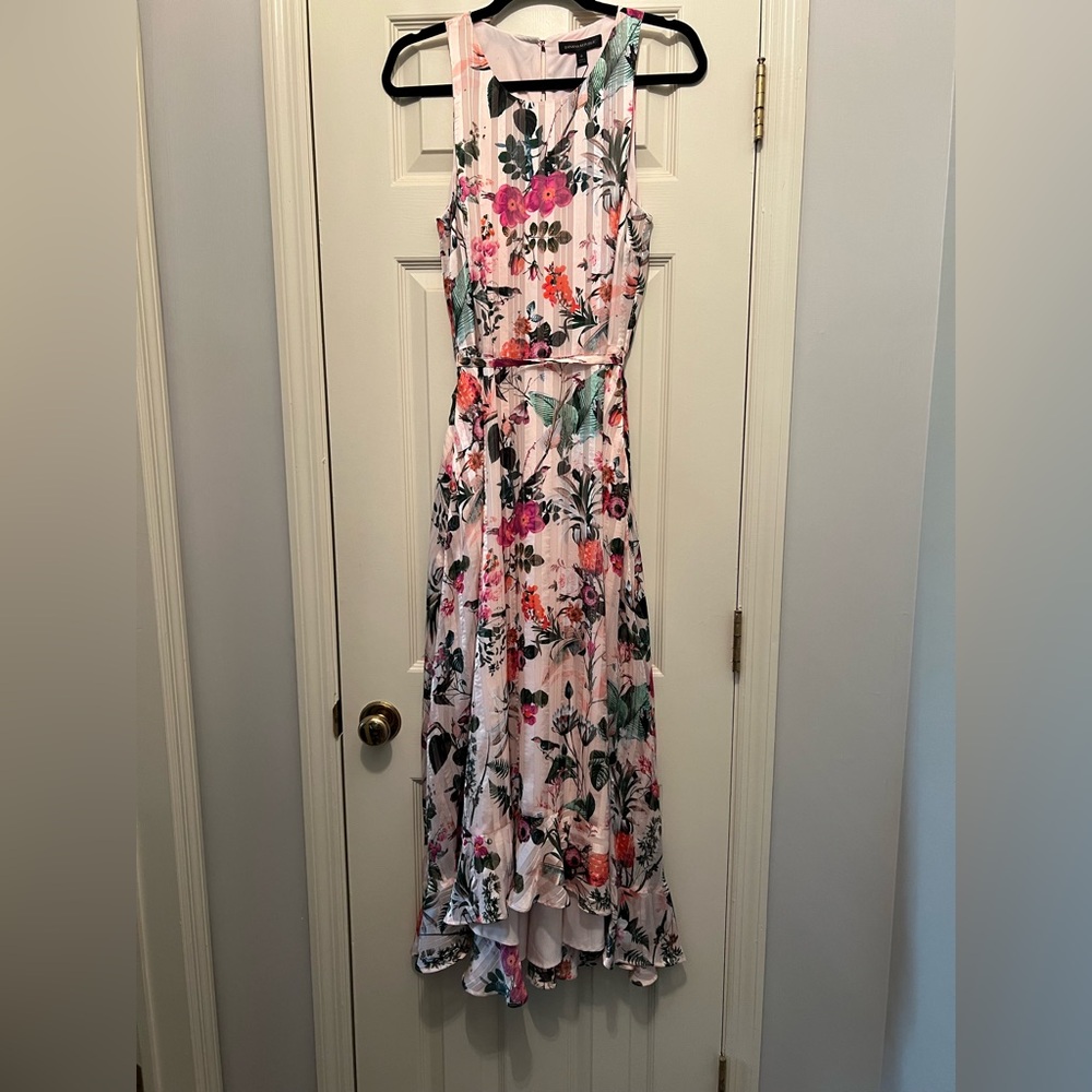 Beautiful NWT Banana Republic Size 8 fit and flare dress